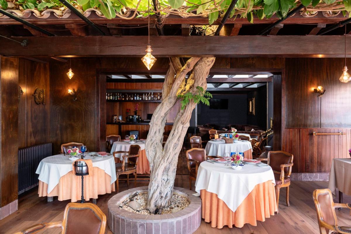 Un restaurante o sitio para comer en Rigat Park & Spa Hotel - Adults Recommended
