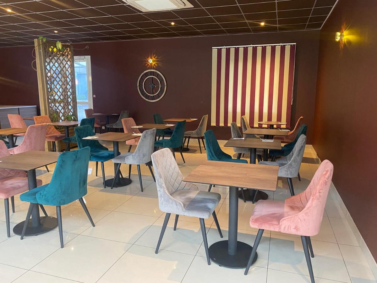 Coin salon dans l'établissement Best Western Hotel & SPA Pau Lescar Aeroport