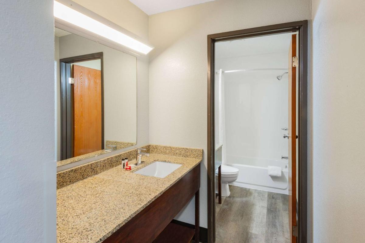 Super 8 by Wyndham Waynesburg - Housity