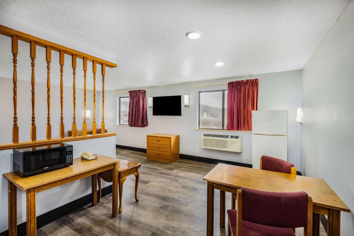 Super 8 by Wyndham Waynesburg - Housity