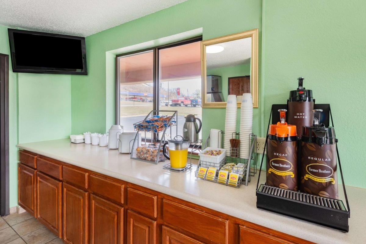 Super 8 by Wyndham Waynesburg - Housity