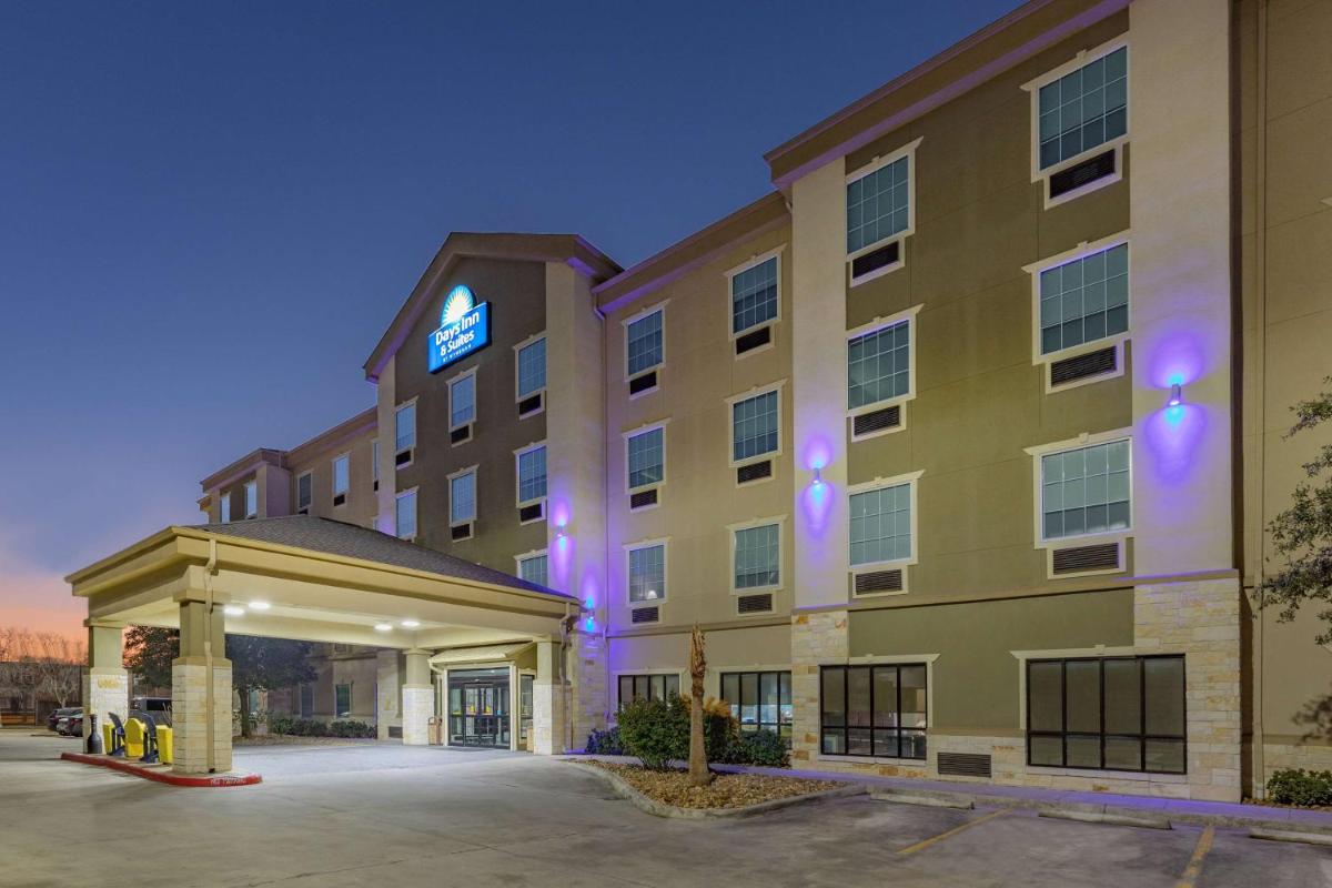 Days Inn & Suites by Wyndham San Antonio near Frost Bank Center - Housity