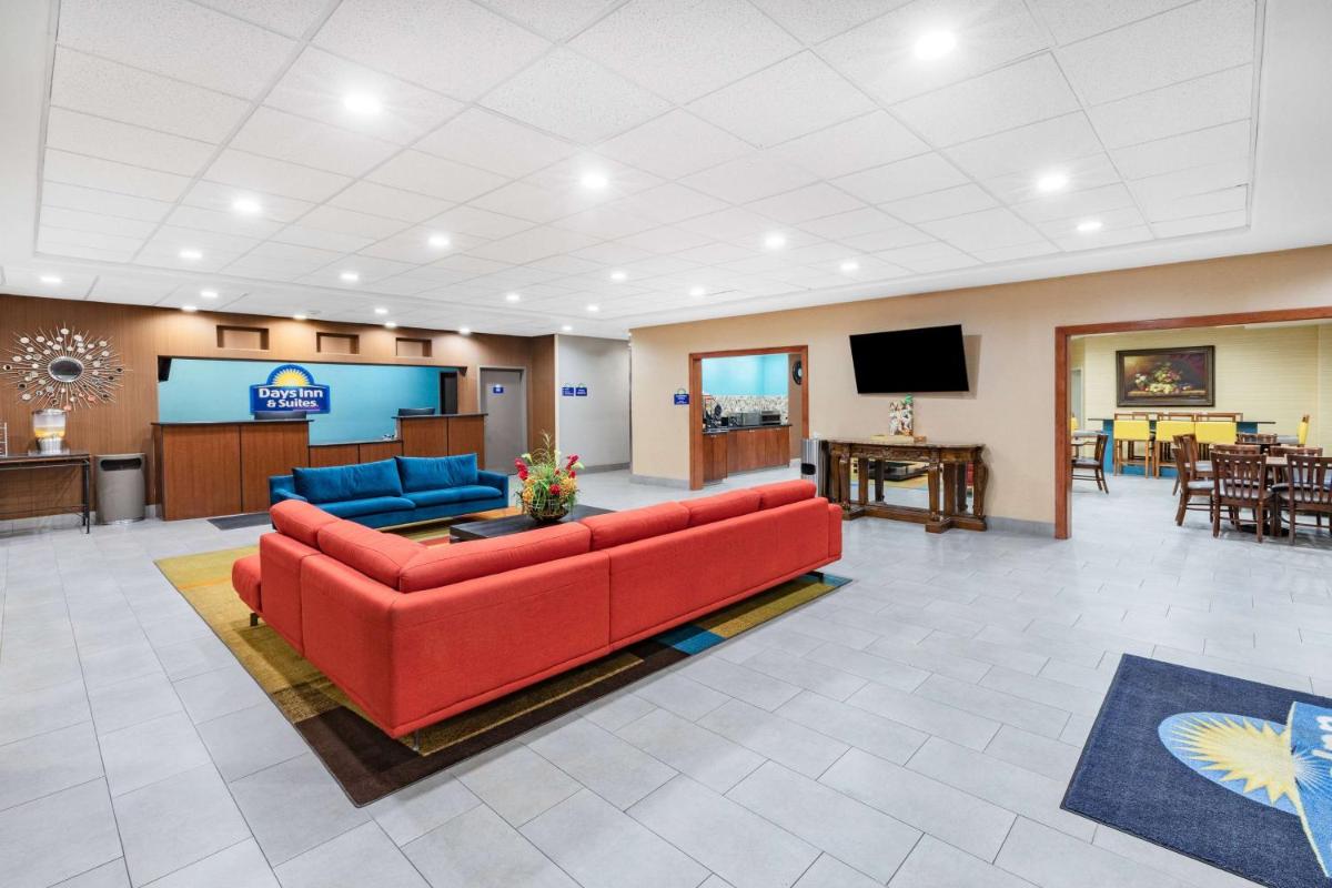 Days Inn & Suites by Wyndham San Antonio near Frost Bank Center - Housity