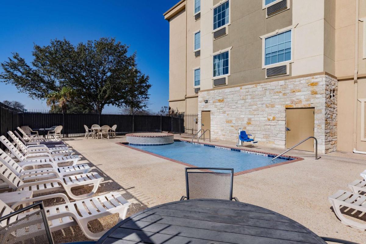 Days Inn & Suites by Wyndham San Antonio near Frost Bank Center - Housity