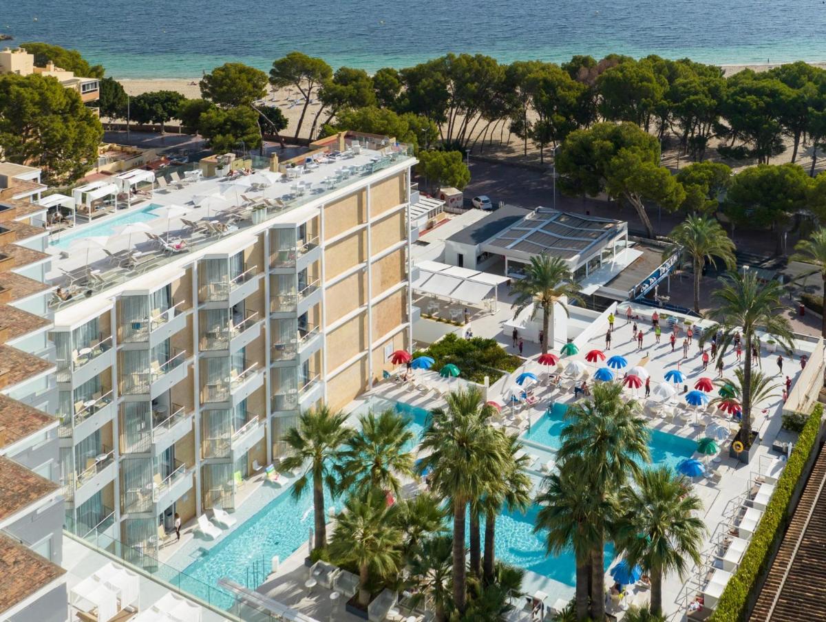 una vista aérea del hotel y la playa en Reverence Mare Hotel - Adults Only, en Palmanova