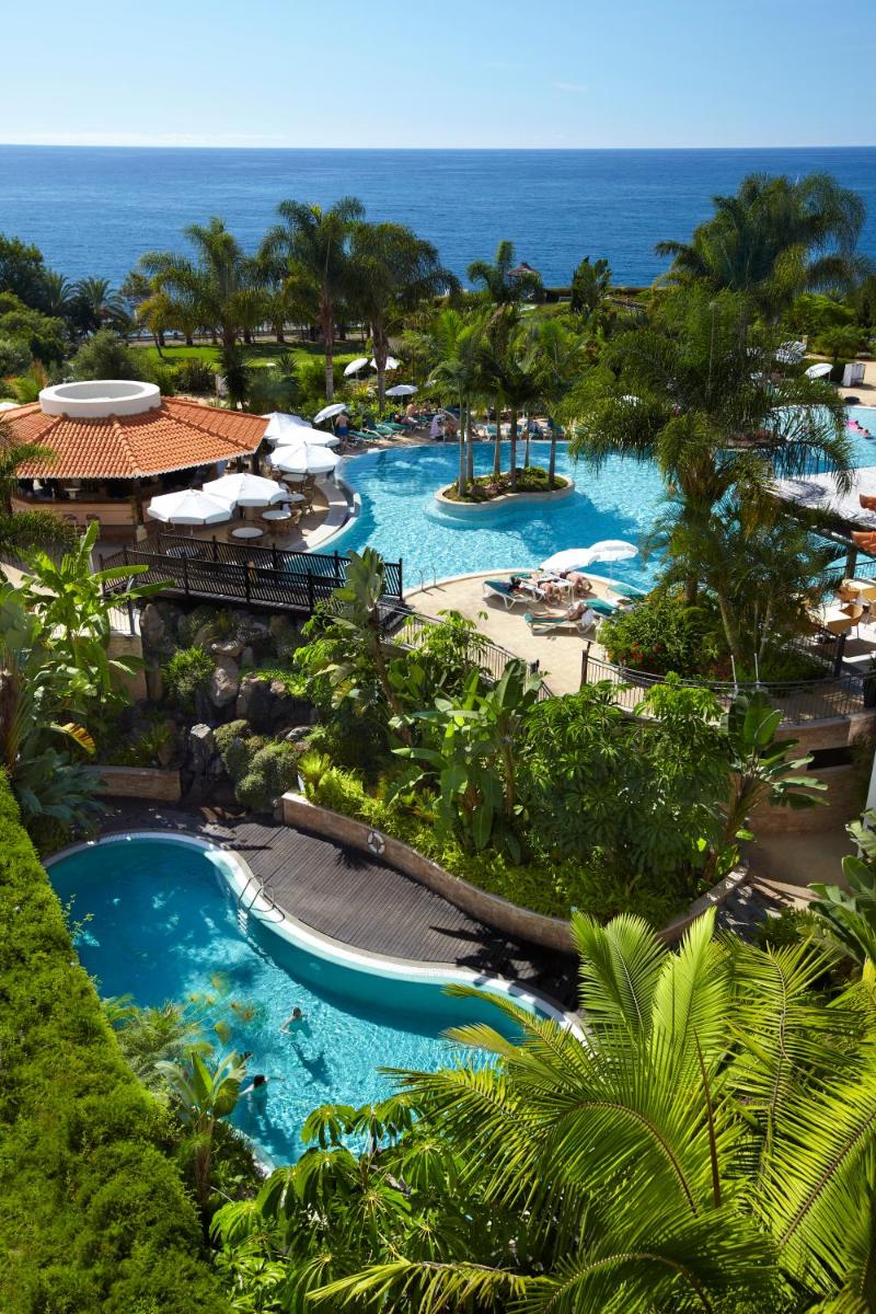 uma vista aérea de um resort com duas piscinas em The Residence Porto Mare - PortoBay no Funchal