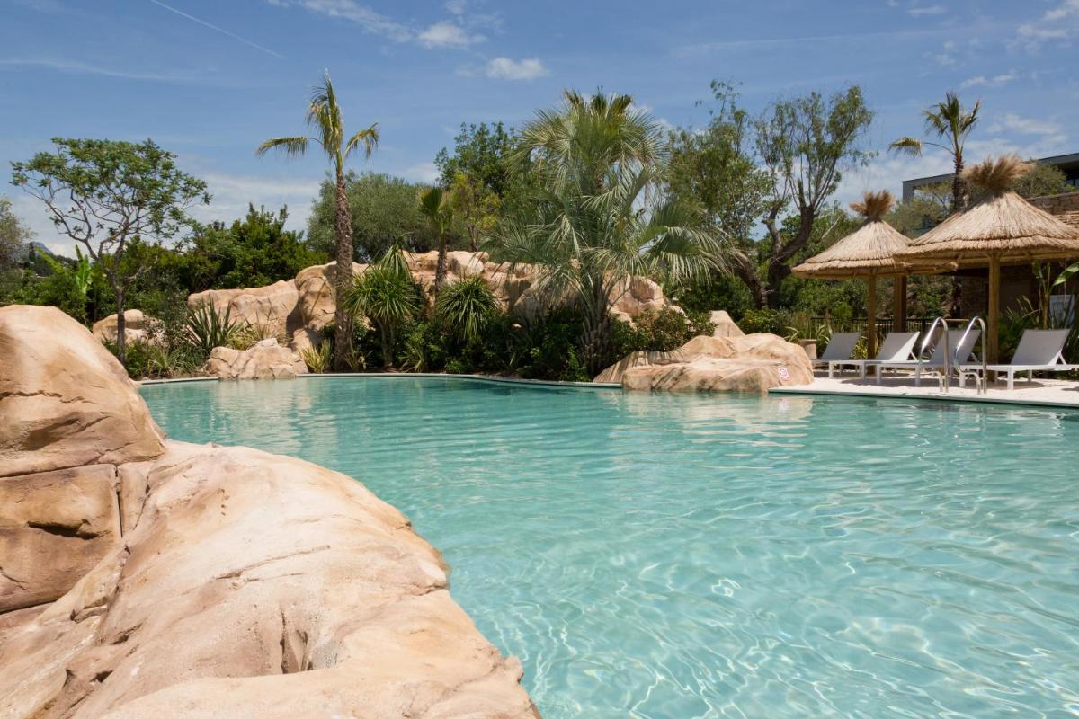 Piscine de l'établissement Domaine du Mas De Pierre ou située à proximité