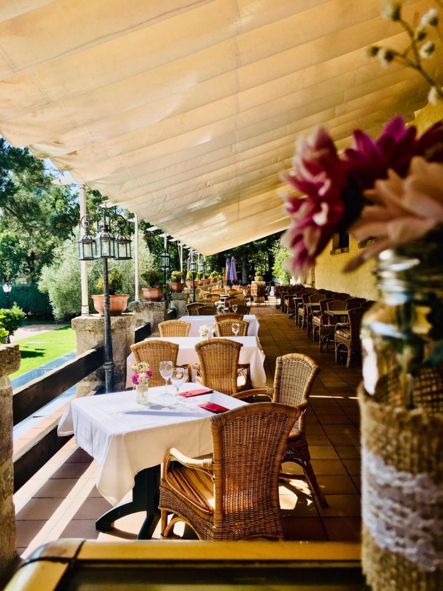 Un restaurante o sitio para comer en Hotel Rural Spa & Wellness Hacienda Los Robles