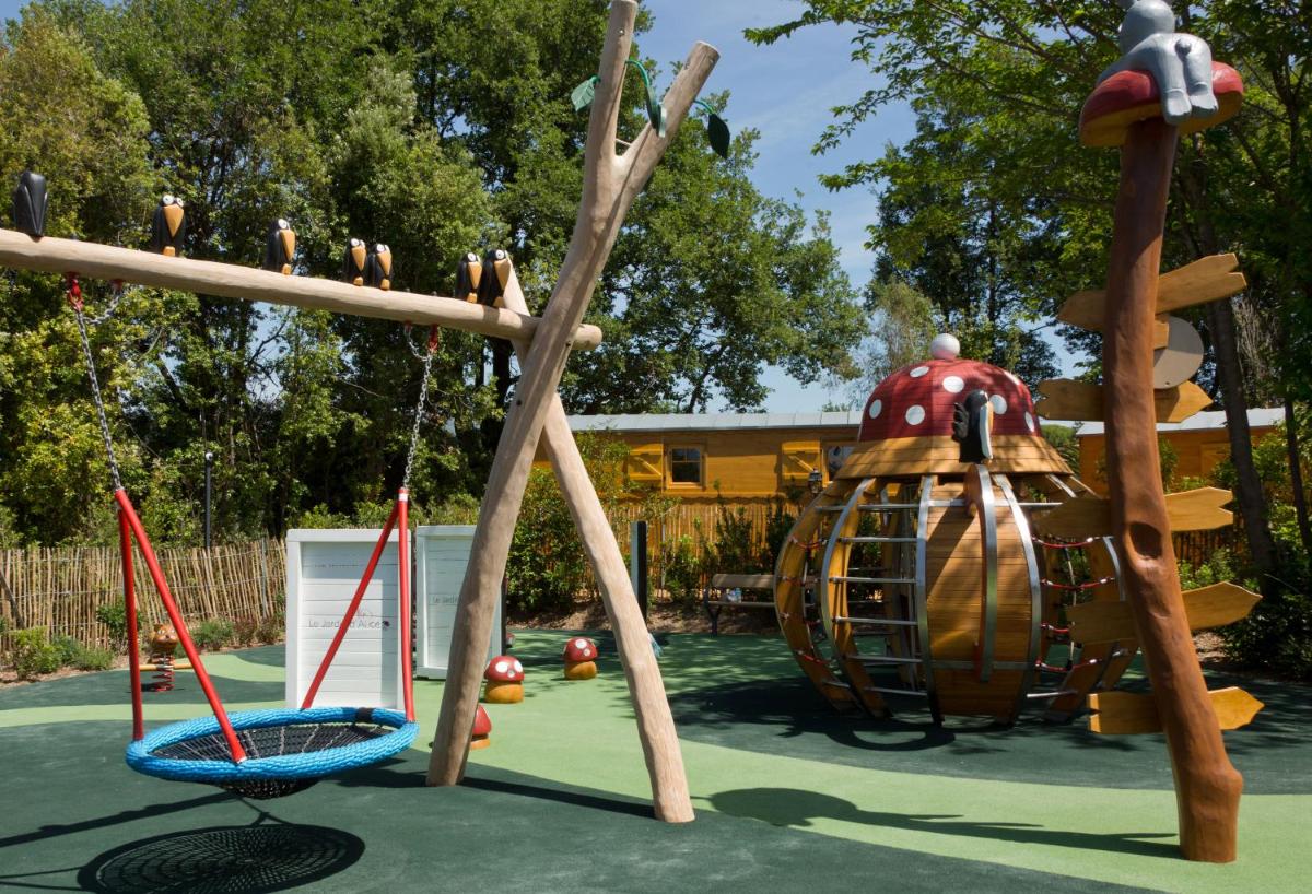 Aire de jeux pour enfants de l'établissement Domaine du Mas De Pierre