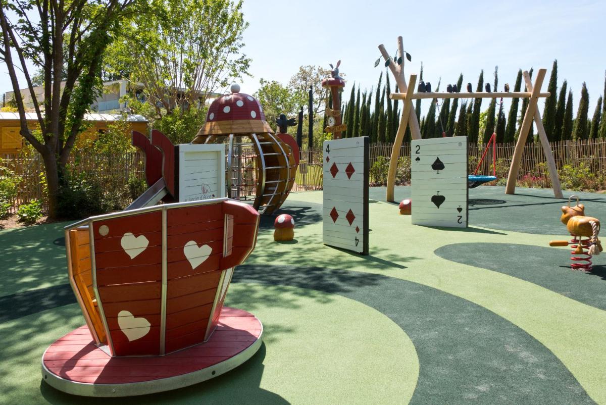 Aire de jeux pour enfants de l'établissement Domaine du Mas De Pierre