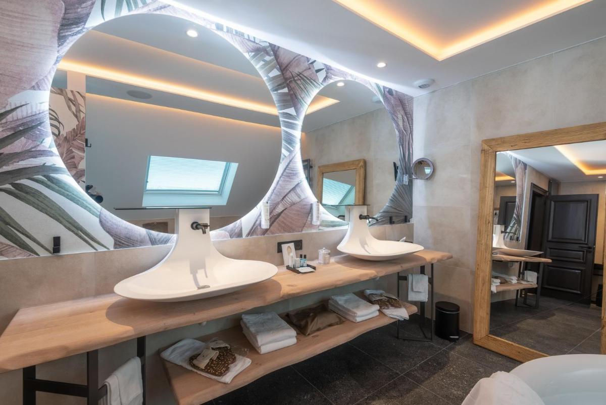 Salle de bains dans l'établissement LA CHENEAUDIÈRE - Hôtel Spa - Relais & Châteaux - Restaurant étoilé