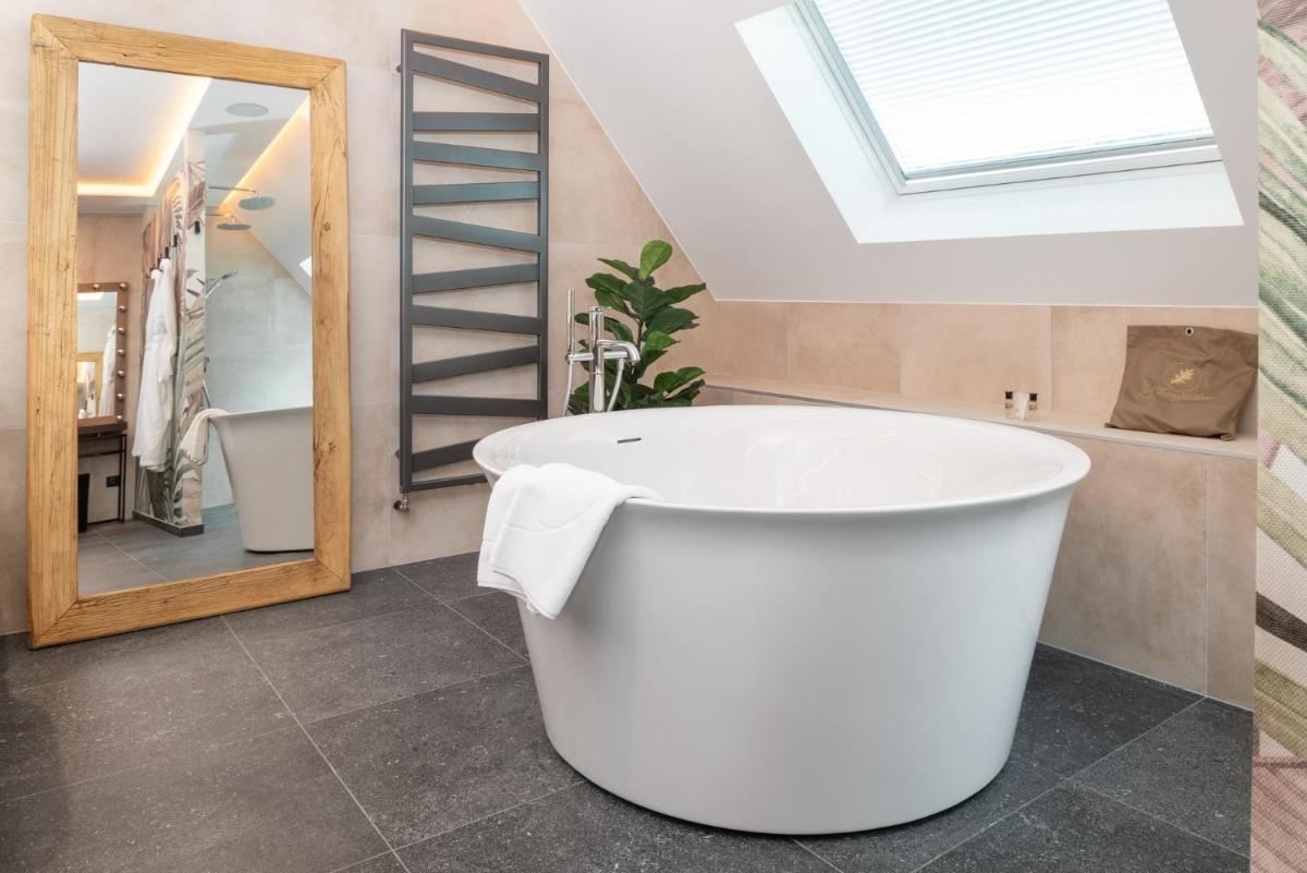 Salle de bains dans l'établissement LA CHENEAUDIÈRE - Hôtel Spa - Relais & Châteaux - Restaurant étoilé