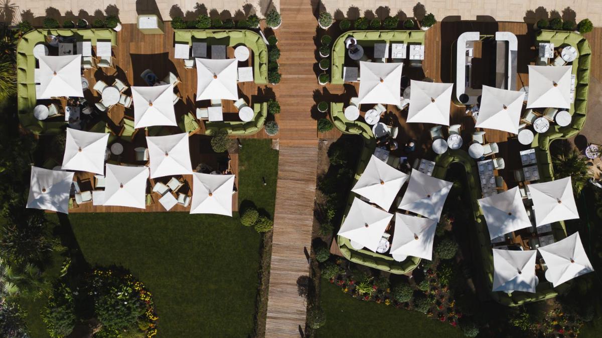 Jardin de l'établissement Mondrian Cannes