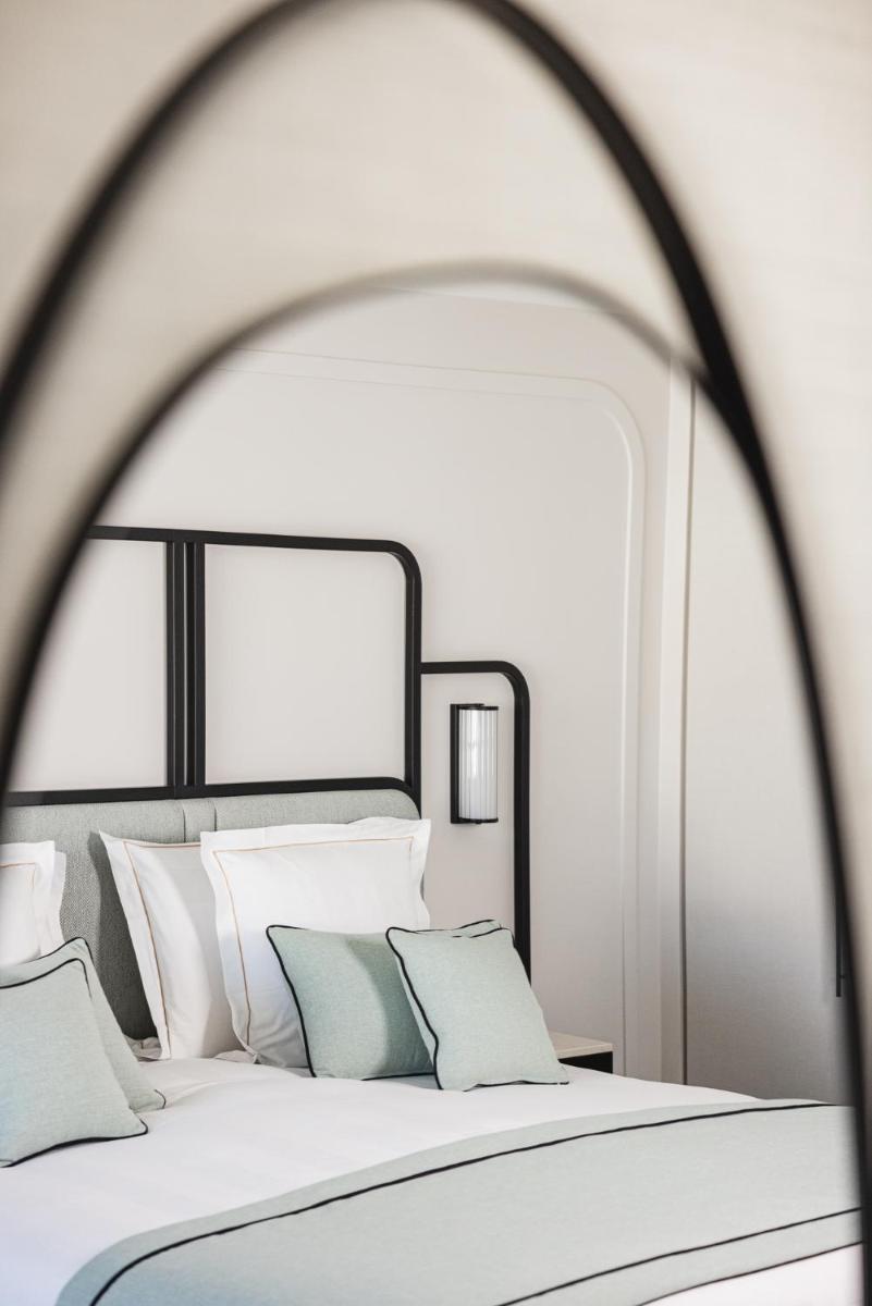 Un ou plusieurs lits dans un hébergement de l'établissement Mondrian Cannes