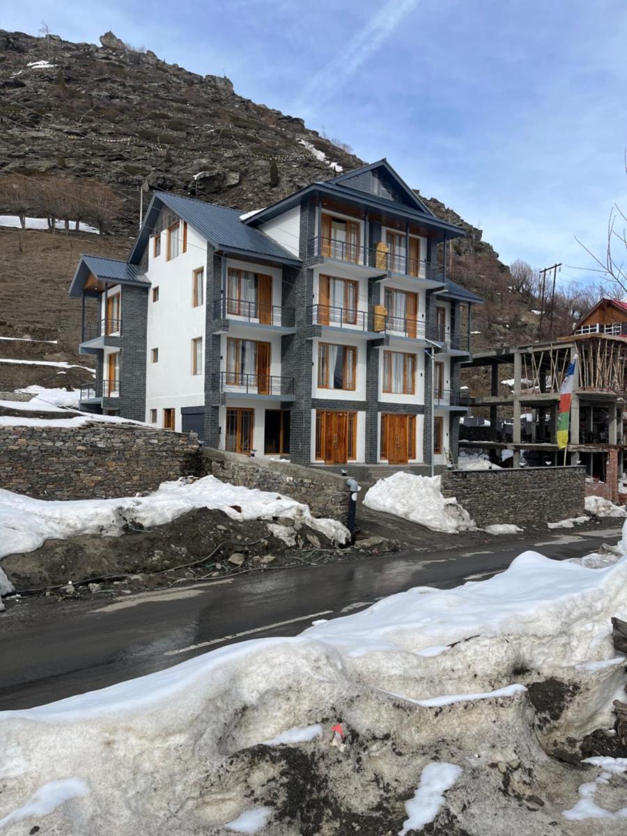 The Bulevar - Whispering Willows - Housity