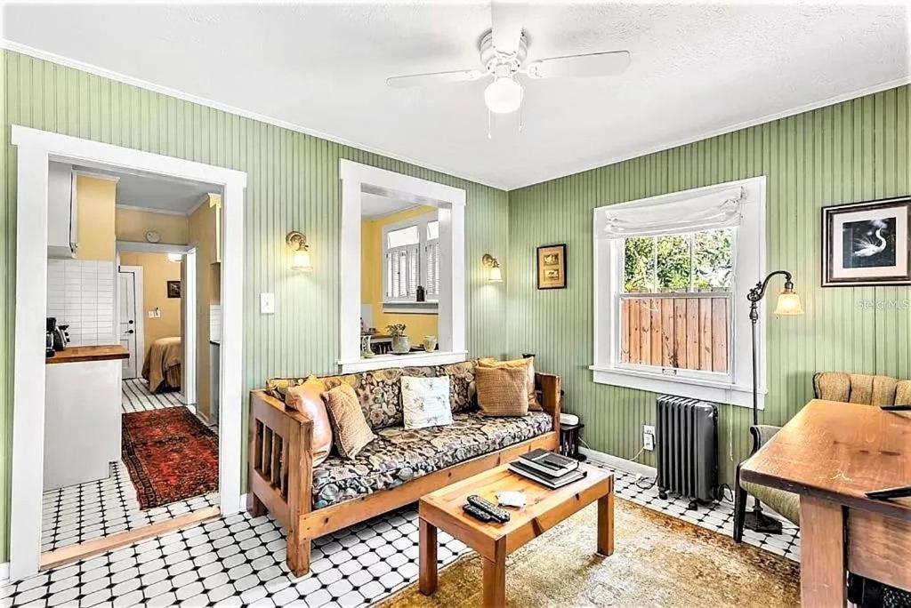 Charming 1923 Cottage at Erehwon Retreat - Housity