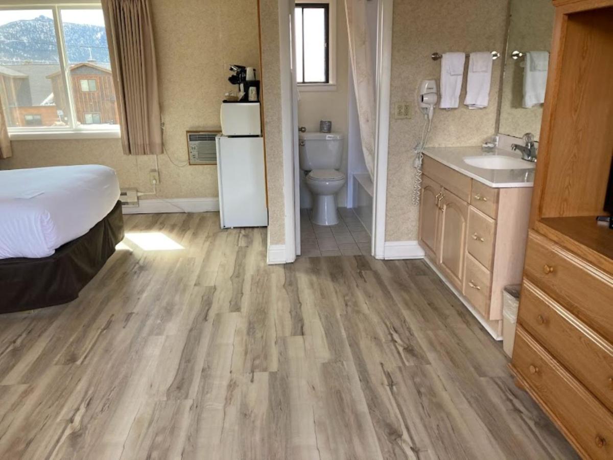 Blue Door Inn - Housity