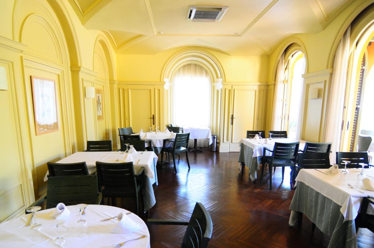 Un restaurante o sitio para comer en Aparthotel Ciutat de Palol