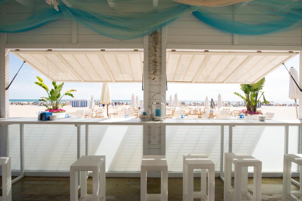 Un restaurante o sitio para comer en RH Bayren Hotel & Spa 4* Sup