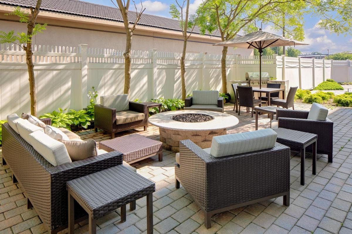 Courtyard Long Island MacArthur Airport - Housity