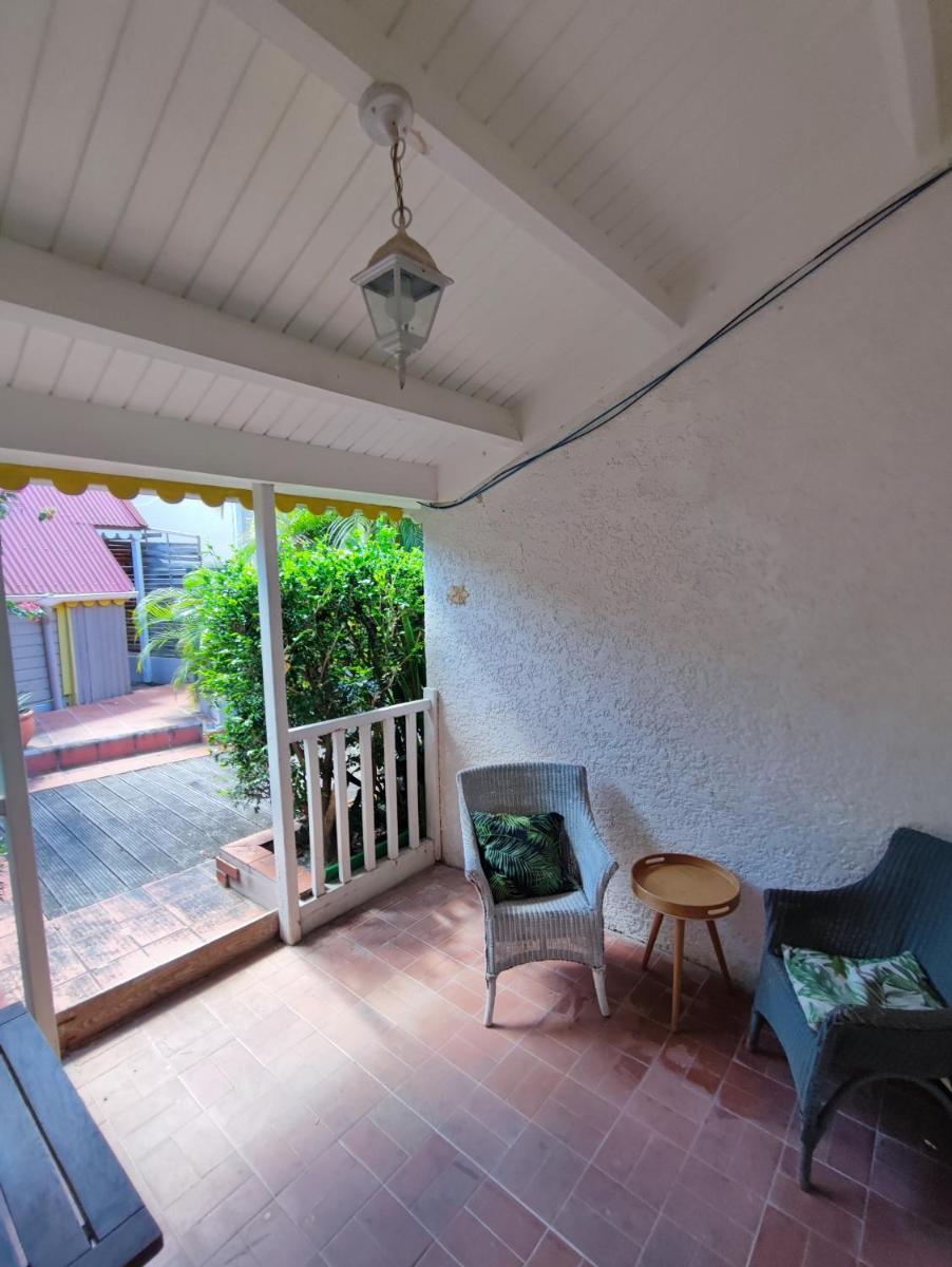 Appartement entier: chambre, cuisine + terrasse au calme sur jardin. - Housity