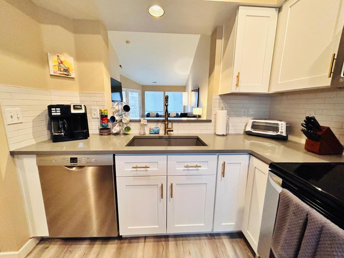 Suitetrails - Mountain View Memories Gorgeous Views! 2 Story Pristine Condo Close to Foothills, Trails, Table Rock, Greenbelt, Bown Crossing and Barber Park in SE Boise