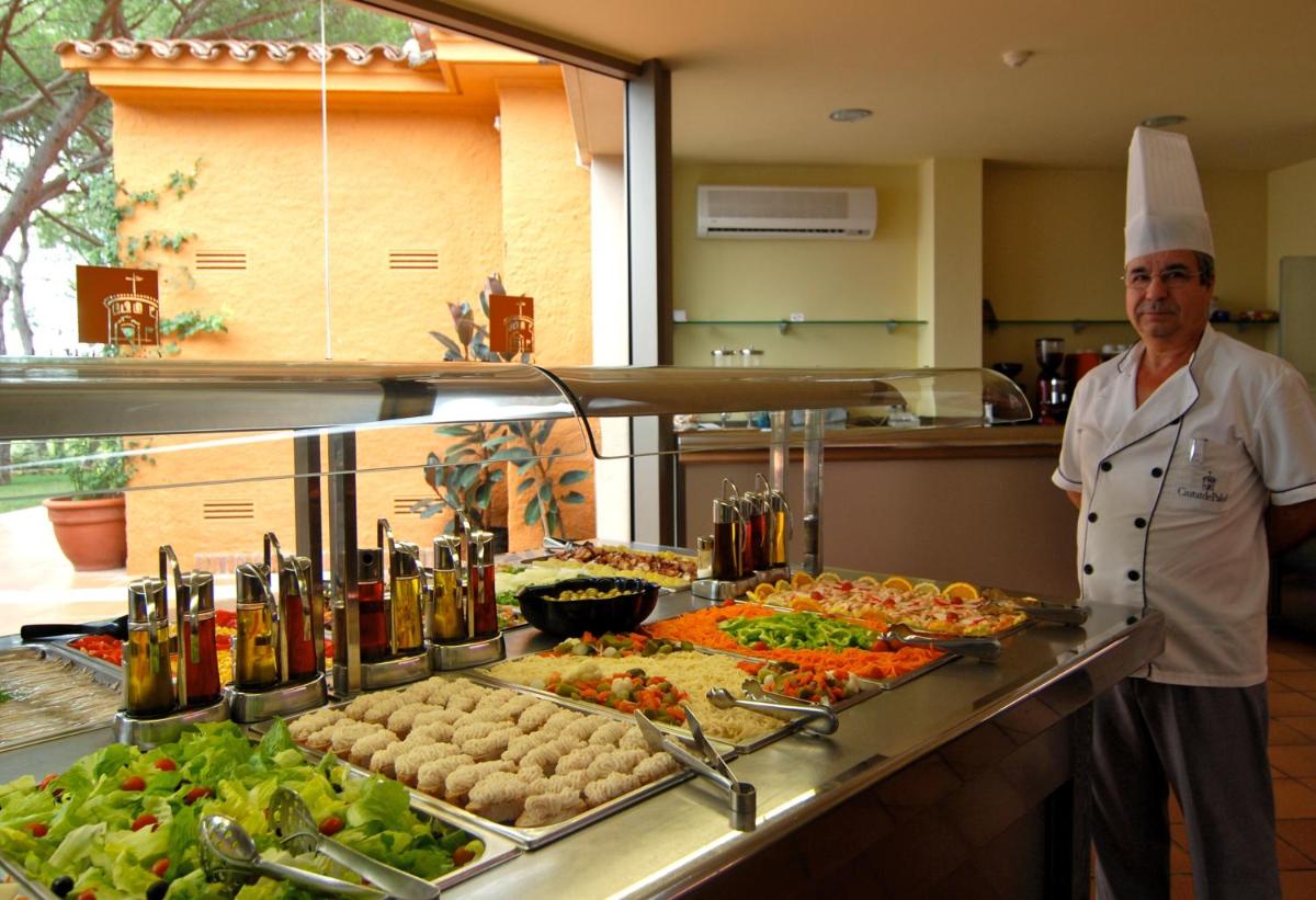 Comida en o cerca de este apartahotel