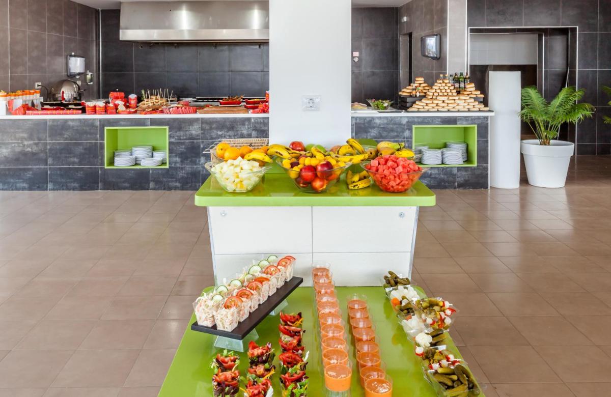 Comida en o cerca de este hotel