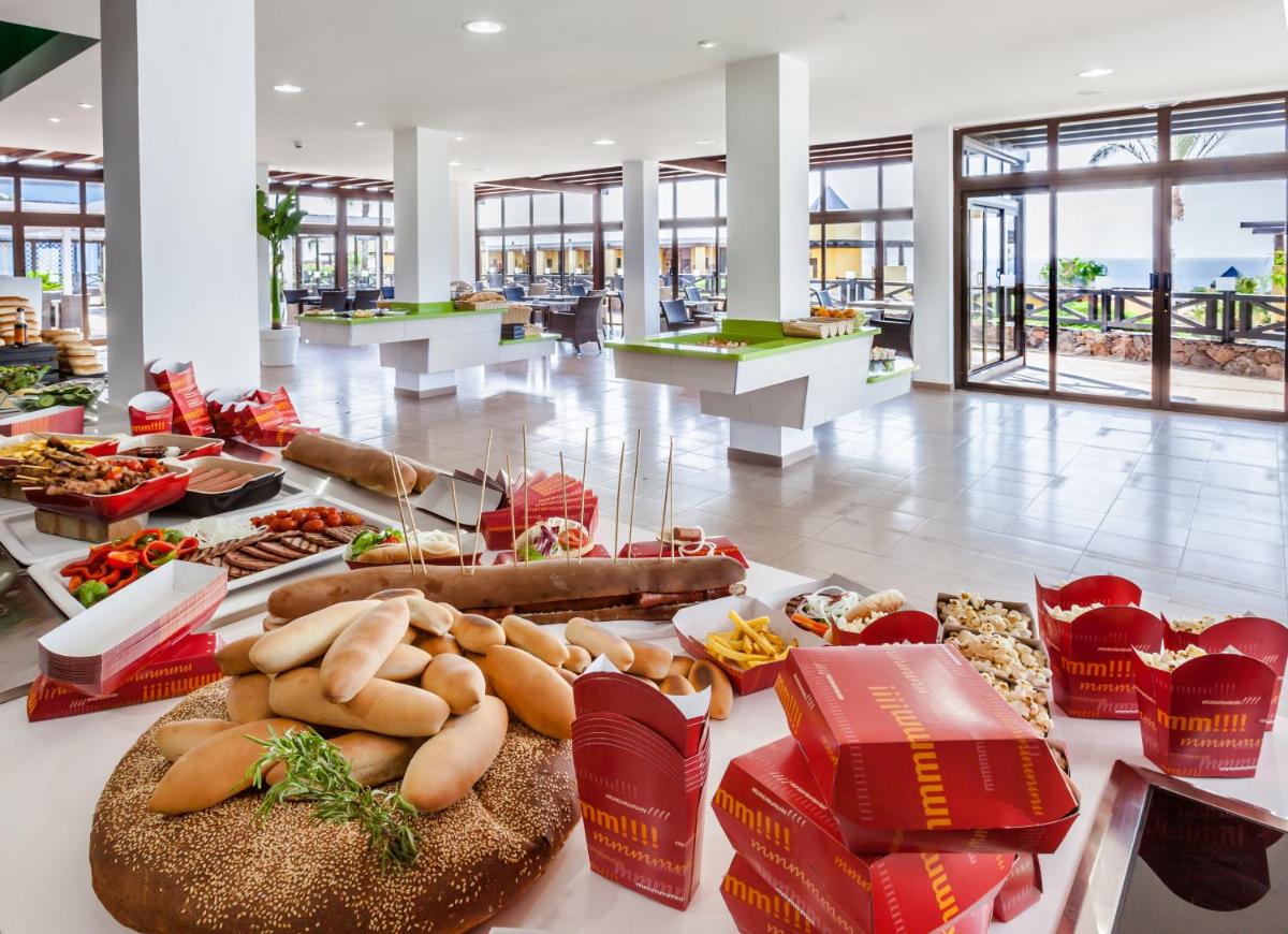 Comida en o cerca de este hotel