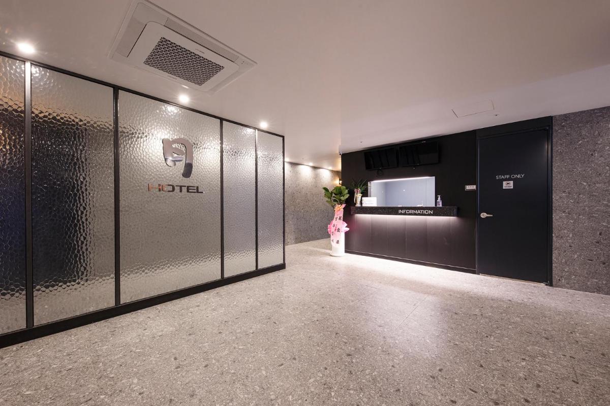 Wall Hotel - Housity