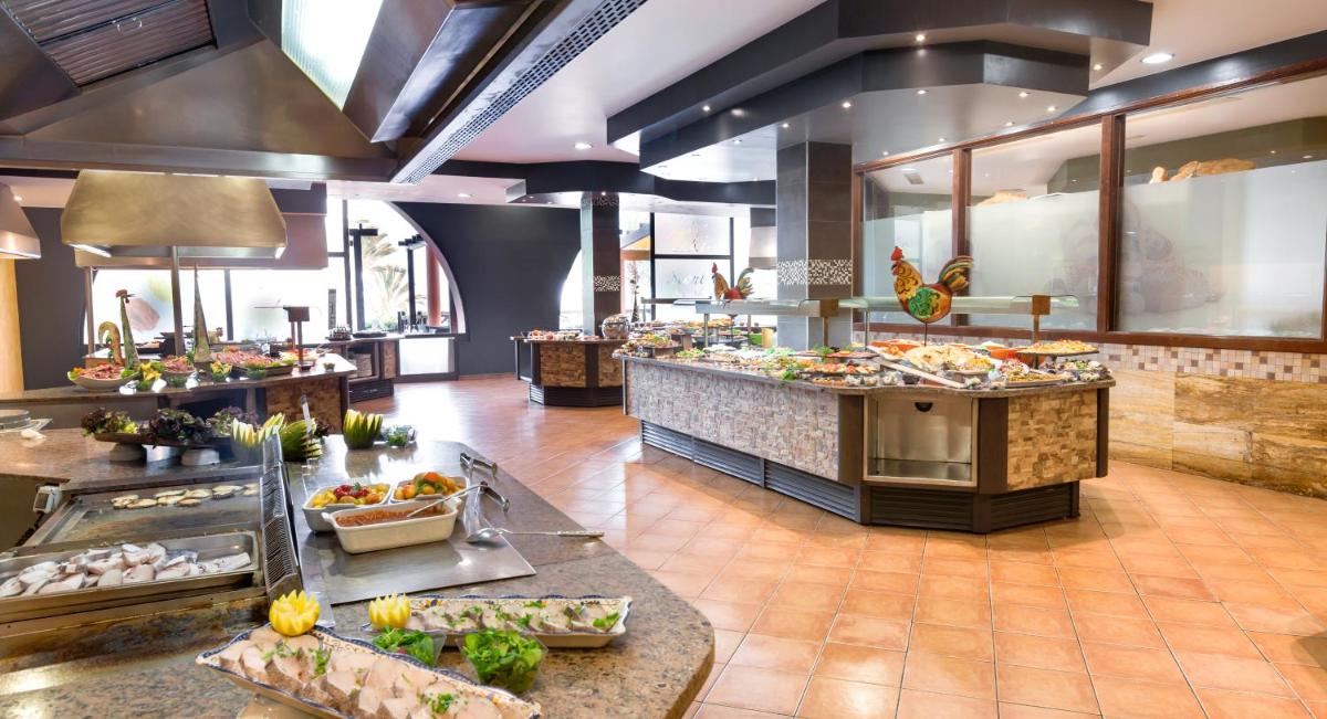 Comida en o cerca de este hotel