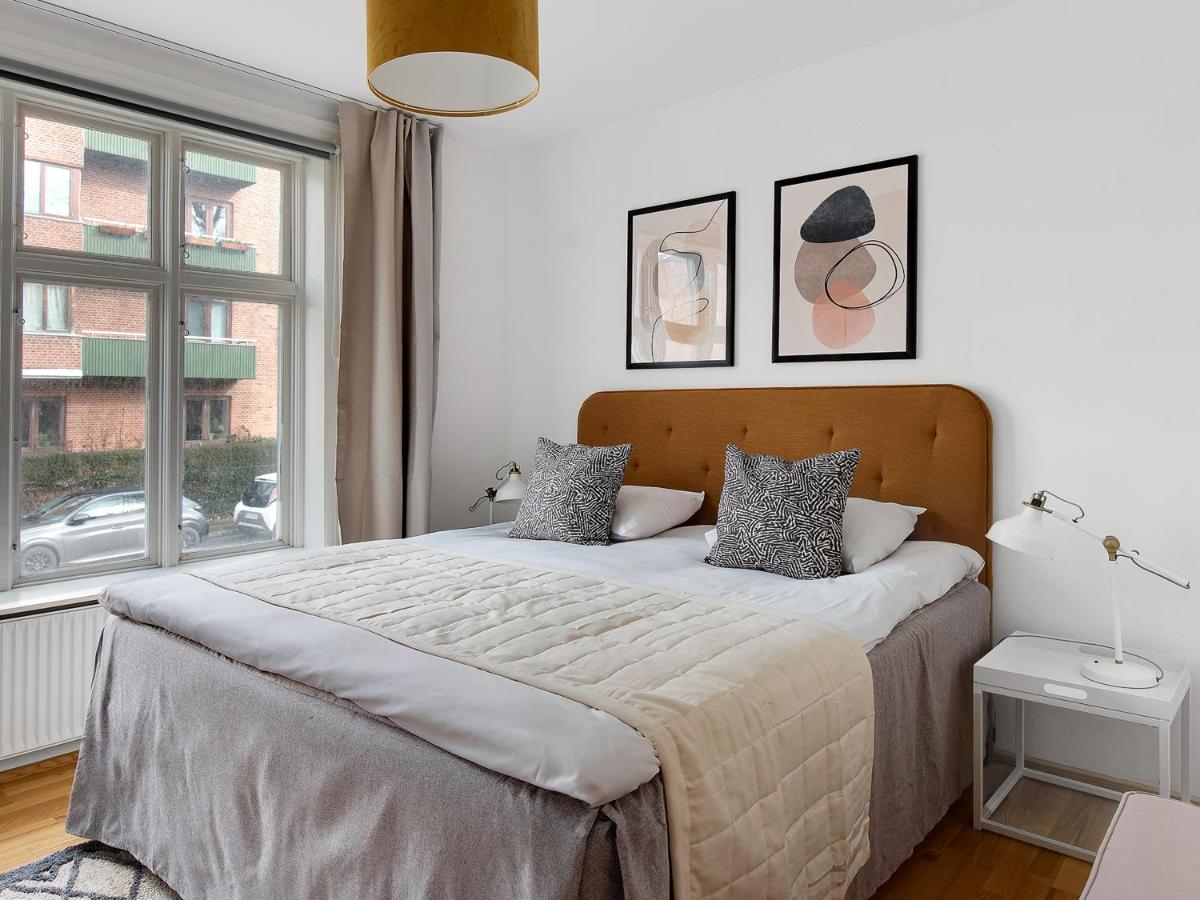 Suitetrails - Sanders Constantin - Chic Two-Bedroom Apartment With Balcony