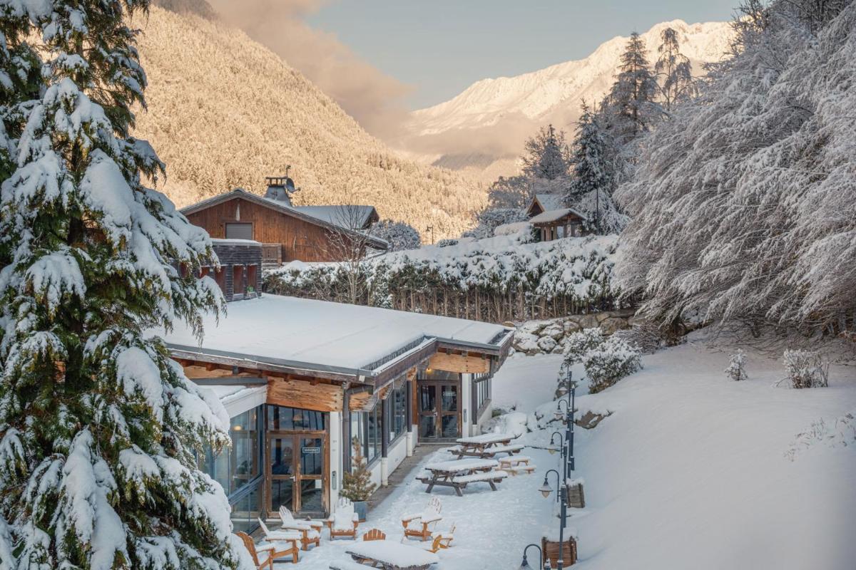 un lodge de ski dans les montagnes avec de la neige au sol dans l'établissement Big Sky Hotel & Spa, à Chamonix-Mont-Blanc