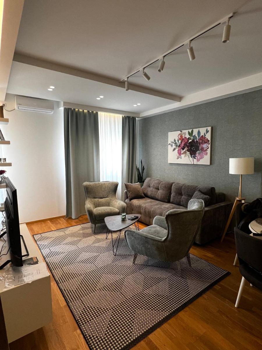 Real Apartment Banovci - Housity