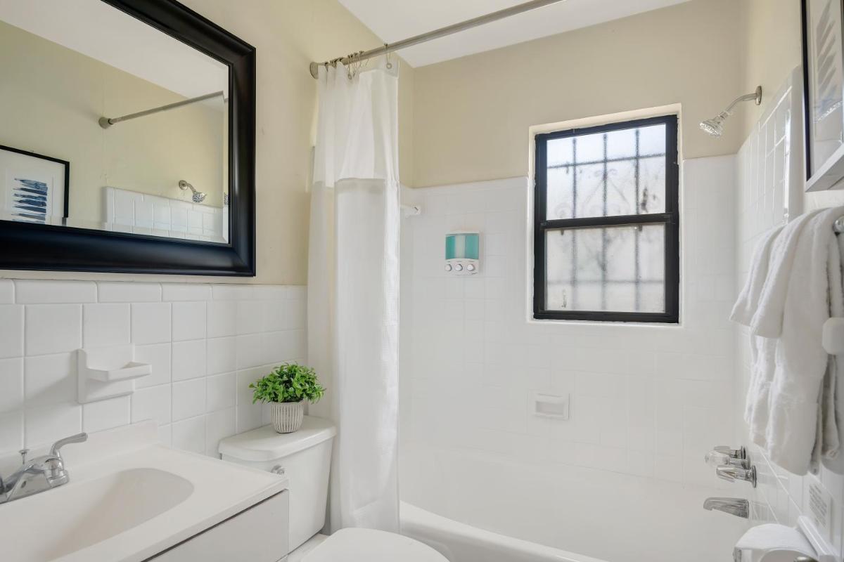 Horizon Oasis Pool Home Double Master - Housity