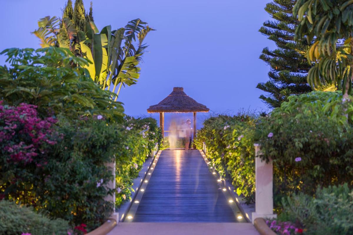 Um jardim no exterior de Suite Hotel Eden Mar - PortoBay