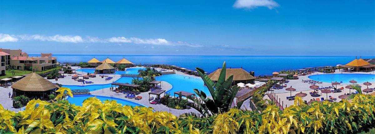 una vista aérea de un complejo con dos piscinas en La Palma Princess, en Fuencaliente de la Palma