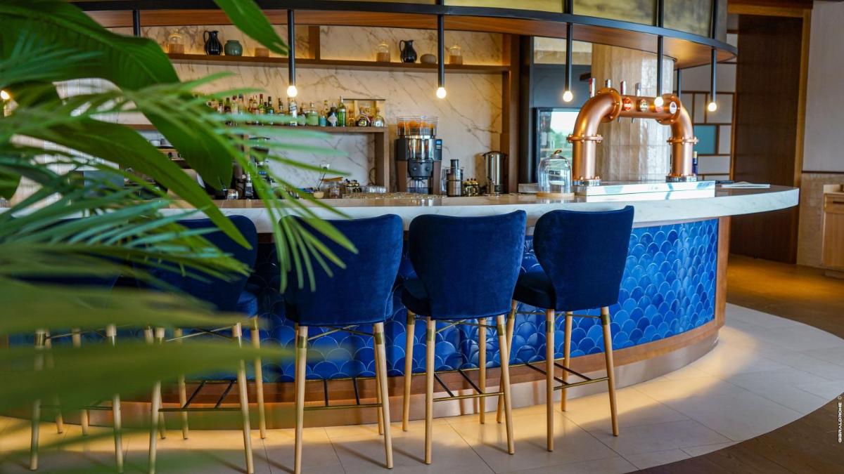 El salón o zona de bar de SO/ Sotogrande Spa & Golf Resort Hotel