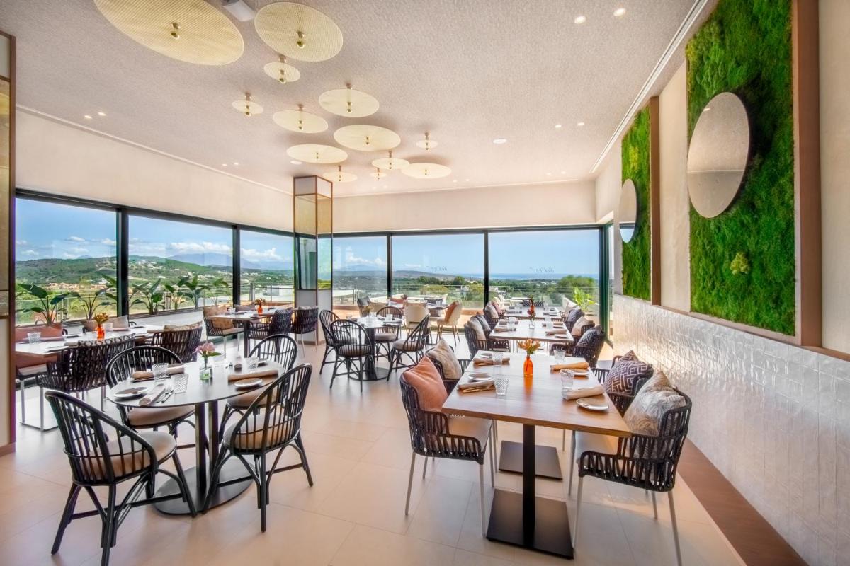 Un restaurante o sitio para comer en SO/ Sotogrande Spa & Golf Resort Hotel