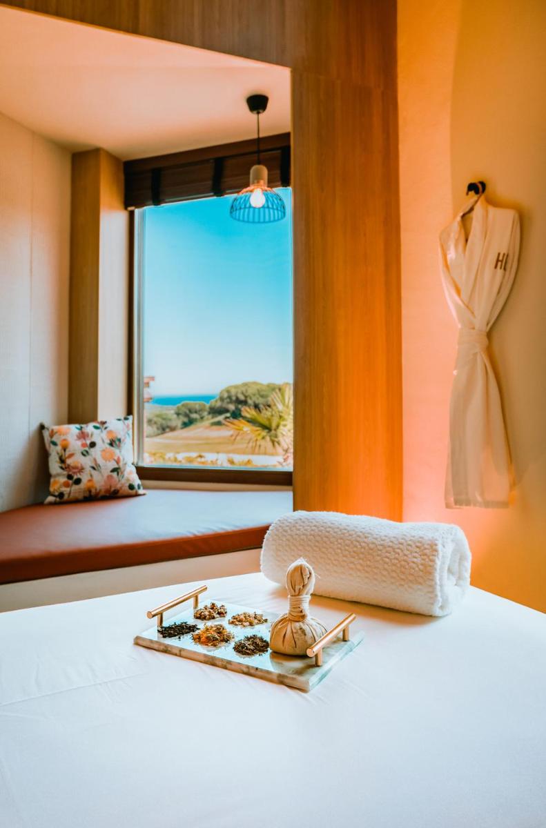 Cama o camas de una habitación en SO/ Sotogrande Spa & Golf Resort Hotel