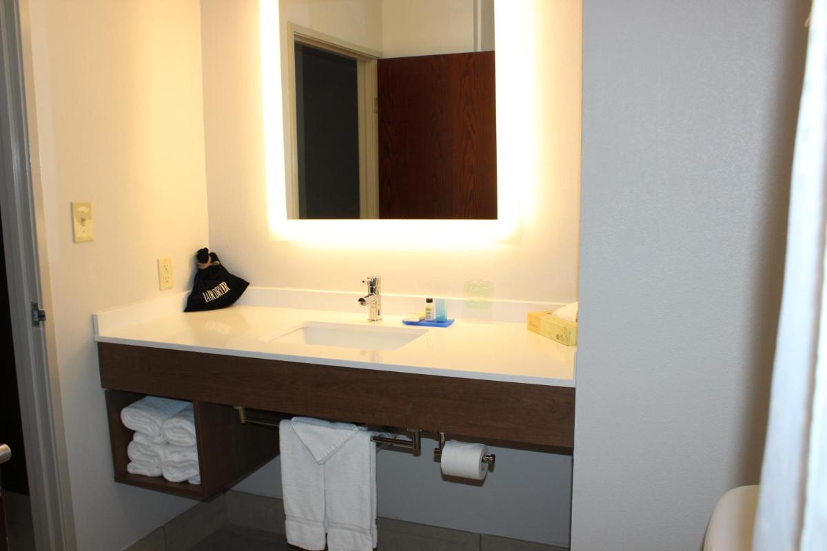 Holiday Inn Express & Suites San Antonio West Sea World Area, an IHG Hotel - Housity