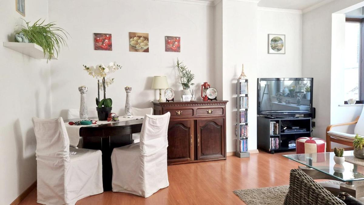 Spacious Apartment in Oostende with Balcony and Parking - Housity