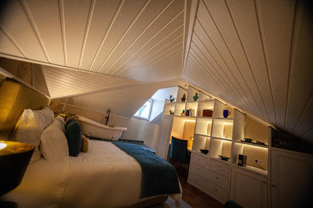 Uma cama ou camas num quarto em Storytellers Palace