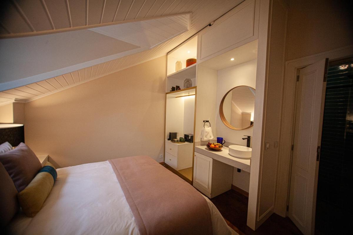 Uma cama ou camas num quarto em Storytellers Palace