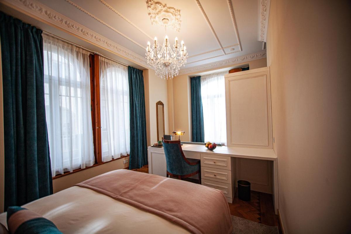 Uma cama ou camas num quarto em Storytellers Palace