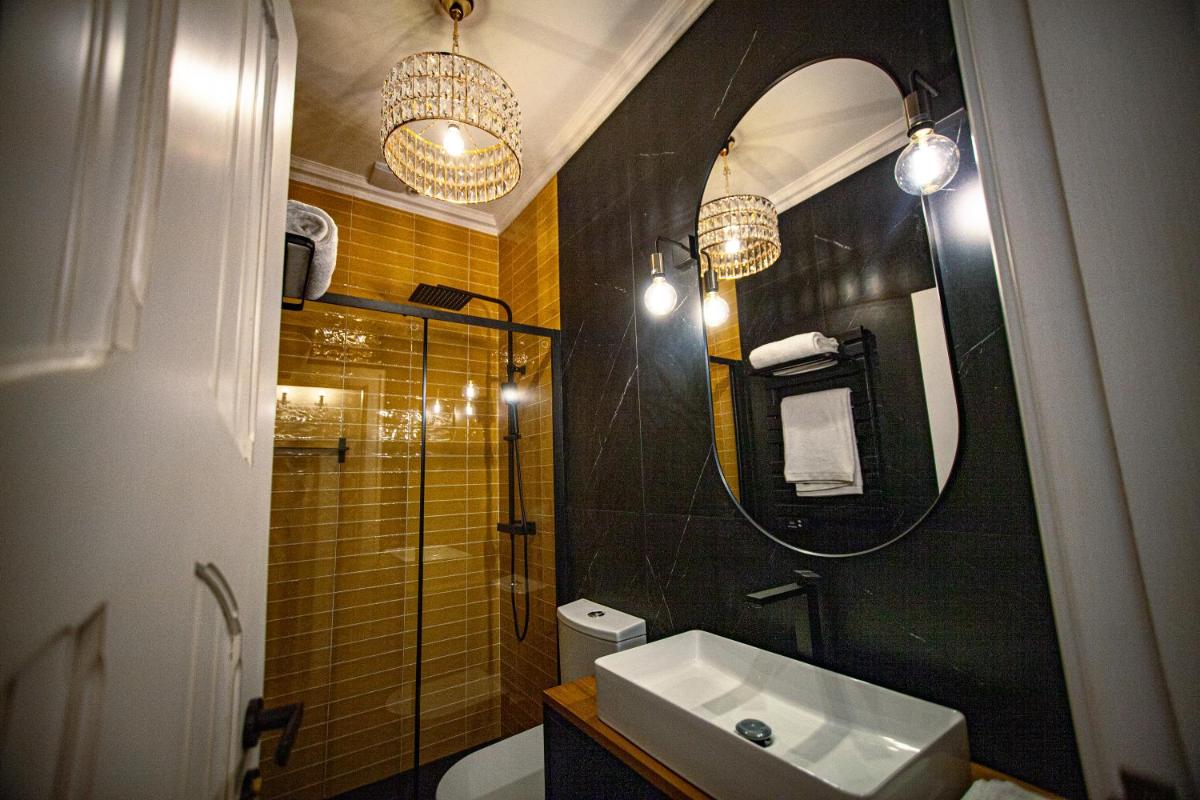 Uma casa de banho em Storytellers Palace