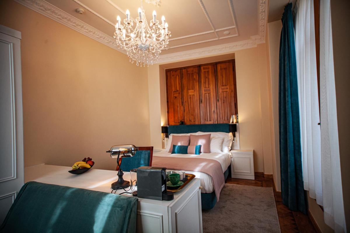 Uma cama ou camas num quarto em Storytellers Palace