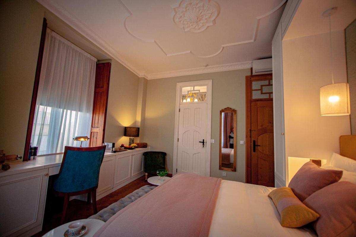 Uma cama ou camas num quarto em Storytellers Palace