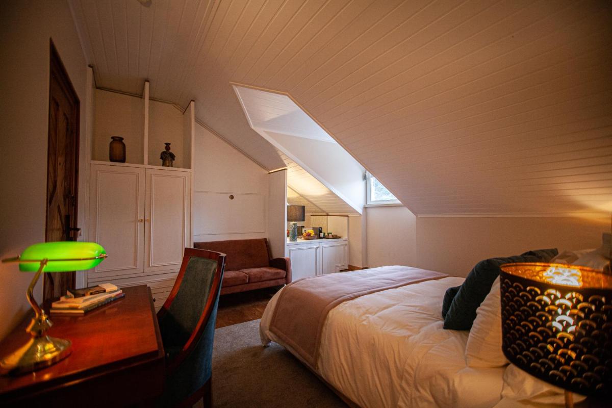 Uma cama ou camas num quarto em Storytellers Palace
