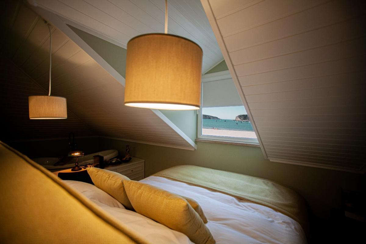 Uma cama ou camas num quarto em Storytellers Palace